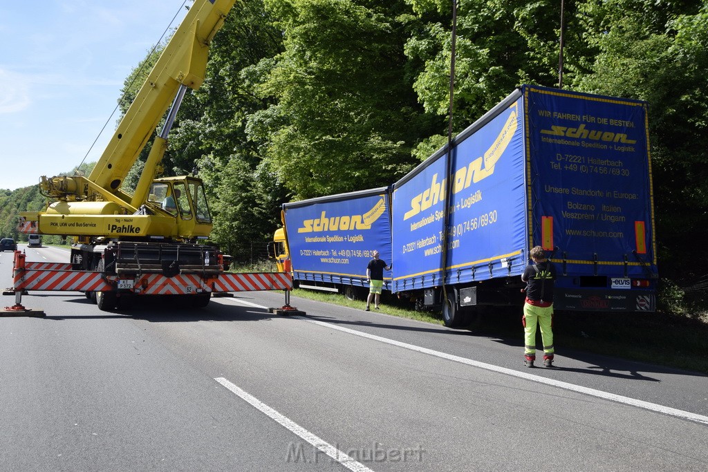 LKW in Boeschung A 3 Rich Frankfurt Hoehe Roesrath Lohmar P105.JPG - Miklos Laubert